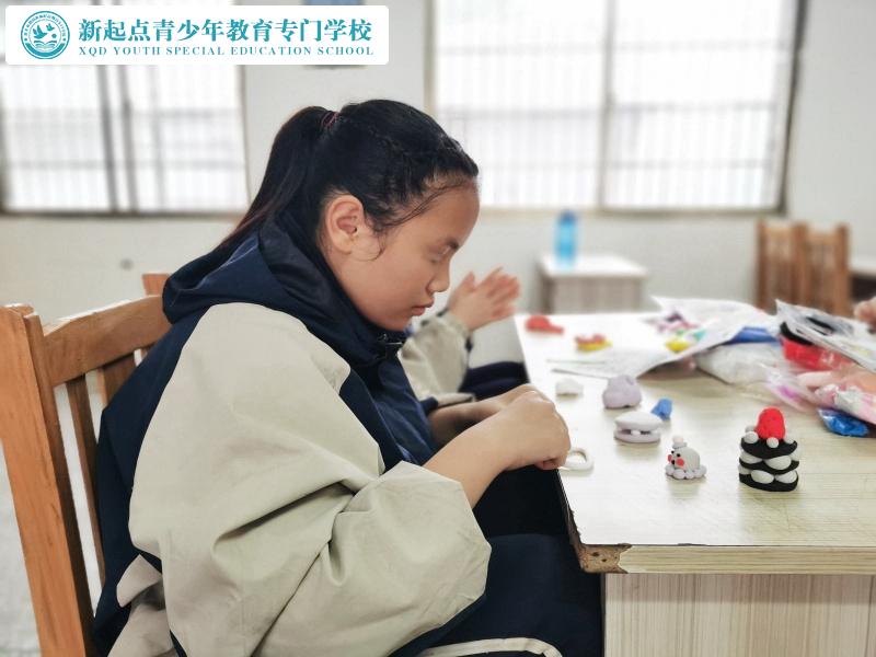 新起點(diǎn)教育專(zhuān)門(mén)學(xué)校組織孩子手工彩泥DIY活動(dòng)