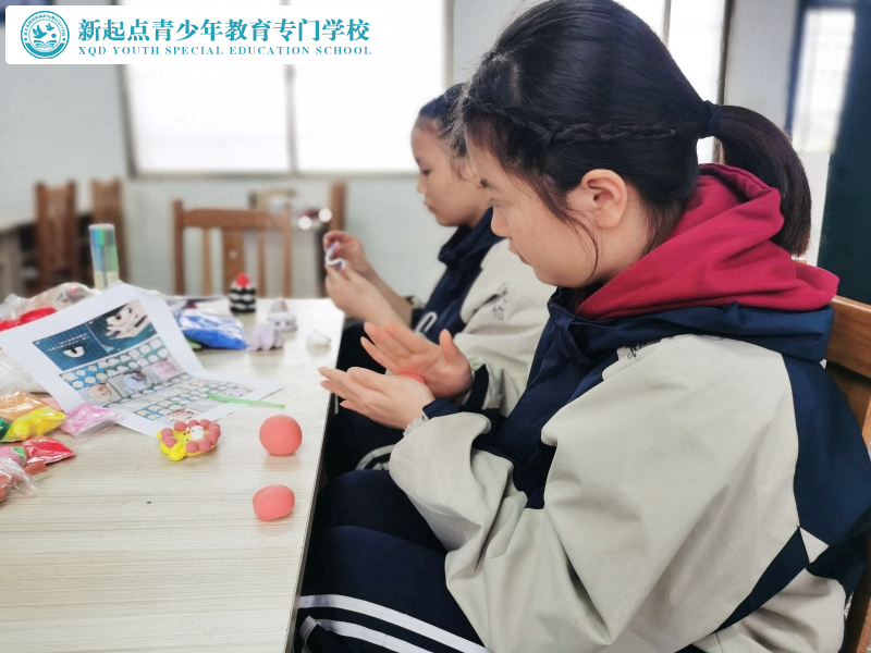 新起點(diǎn)教育專(zhuān)門(mén)學(xué)校組織孩子手工彩泥DIY活動(dòng)