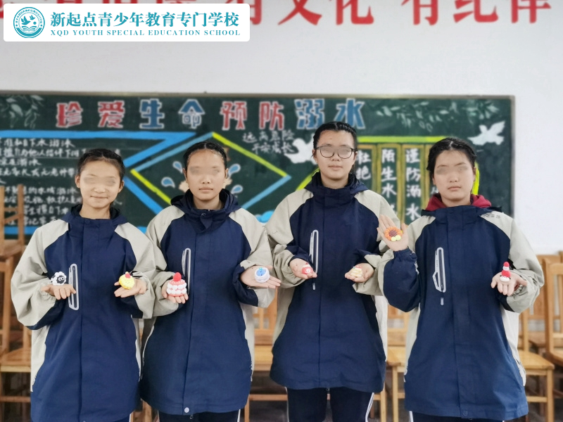 新起點(diǎn)教育專(zhuān)門(mén)學(xué)校組織孩子手工彩泥DIY活動(dòng)